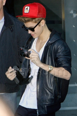 17.07 | Justin Bieber cumprimentando fãs na porta do hotel em Sydney