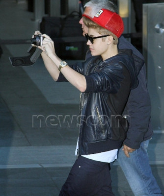 17.07 | Justin Bieber cumprimentando fãs na porta do hotel em Sydney