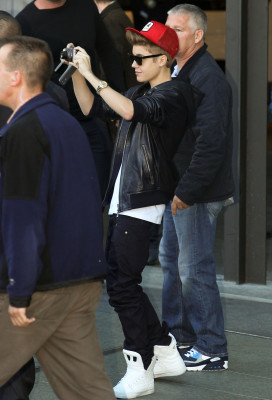 17.07 | Justin Bieber cumprimentando fãs na porta do hotel em Sydney