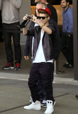17.07 | Justin Bieber cumprimentando fãs na porta do hotel em Sydney
