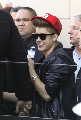 17.07 | Justin Bieber cumprimentando fãs na porta do hotel em Sydney