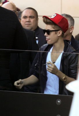 17.07 | Justin Bieber cumprimentando fãs na porta do hotel em Sydney
