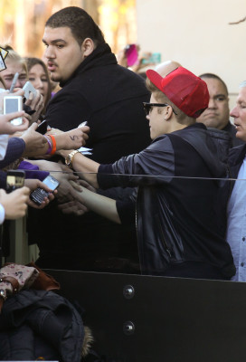 17.07 | Justin Bieber cumprimentando fãs na porta do hotel em Sydney