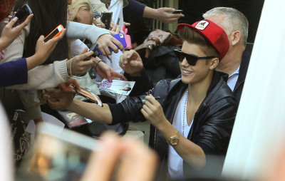 17.07 | Justin Bieber cumprimentando fãs na porta do hotel em Sydney
