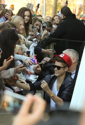 17.07 | Justin Bieber cumprimentando fãs na porta do hotel em Sydney