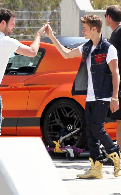 21.04 | Justin Bieber nos bastidores de Boyfriend