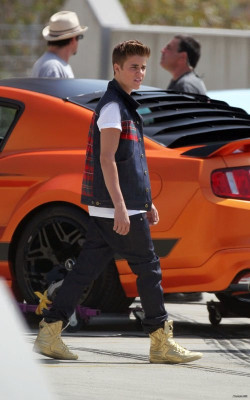 21.04 | Justin Bieber nos bastidores de Boyfriend