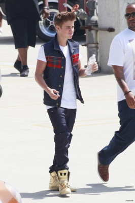 21.04 | Justin Bieber nos bastidores de Boyfriend