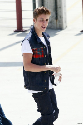 21.04 | Justin Bieber nos bastidores de Boyfriend