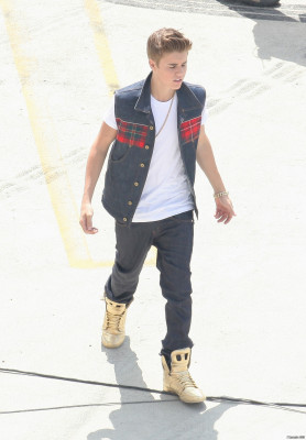 21.04 | Justin Bieber nos bastidores de Boyfriend