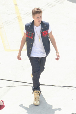21.04 | Justin Bieber nos bastidores de Boyfriend