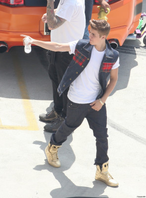 21.04 | Justin Bieber nos bastidores de Boyfriend