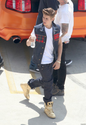 21.04 | Justin Bieber nos bastidores de Boyfriend
