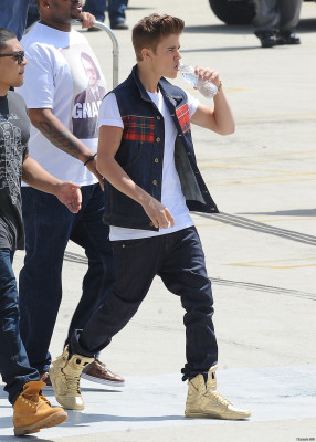 21.04 | Justin Bieber nos bastidores de Boyfriend