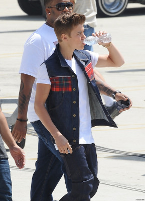 21.04 | Justin Bieber nos bastidores de Boyfriend