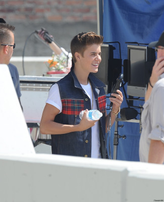 21.04 | Justin Bieber nos bastidores de Boyfriend
