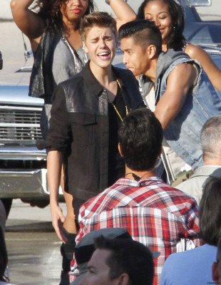 21.04 | Justin Bieber nos bastidores de Boyfriend