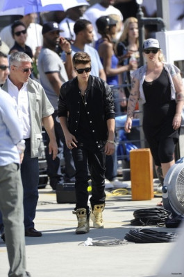 21.04 | Justin Bieber nos bastidores de Boyfriend