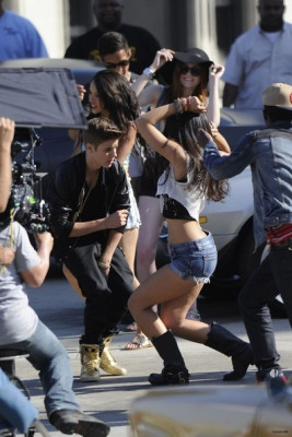 21.04 | Justin Bieber nos bastidores de Boyfriend