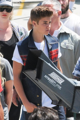 21.04 | Justin Bieber nos bastidores de Boyfriend