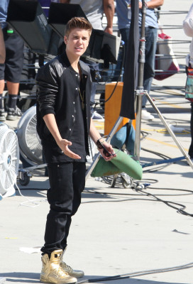 21.04 | Justin Bieber nos bastidores de Boyfriend