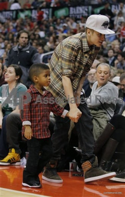 27.12 | Justin Bieber e Ryan Butler no jogo dos Clippers em LA