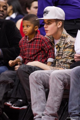 27.12 | Justin Bieber e Ryan Butler no jogo dos Clippers em LA