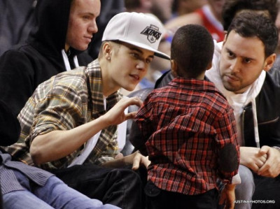 27.12 | Justin Bieber e Ryan Butler no jogo dos Clippers em LA