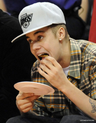 27.12 | Justin Bieber e Ryan Butler no jogo dos Clippers em LA