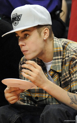 27.12 | Justin Bieber e Ryan Butler no jogo dos Clippers em LA