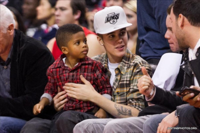27.12 | Justin Bieber e Ryan Butler no jogo dos Clippers em LA