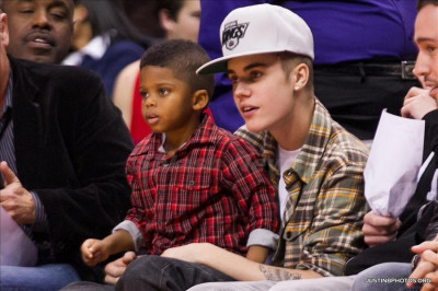 27.12 | Justin Bieber e Ryan Butler no jogo dos Clippers em LA