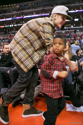 27.12 | Justin Bieber e Ryan Butler no jogo dos Clippers em LA