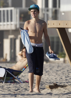 01.04 | Justin Bieber na praia com Jeremy Bieber em Los Angeles