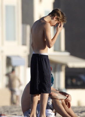 01.04 | Justin Bieber na praia com Jeremy Bieber em Los Angeles