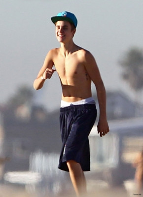 01.04 | Justin Bieber na praia com Jeremy Bieber em Los Angeles