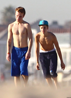 01.04 | Justin Bieber na praia com Jeremy Bieber em Los Angeles