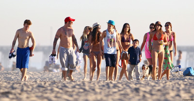 01.04 | Justin Bieber na praia com Jeremy Bieber em Los Angeles
