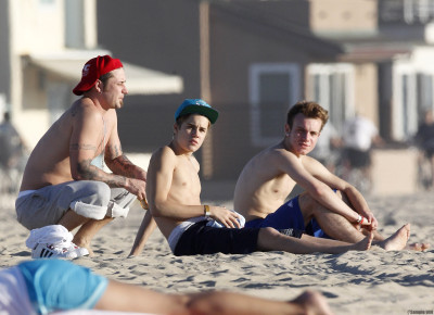 01.04 | Justin Bieber na praia com Jeremy Bieber em Los Angeles