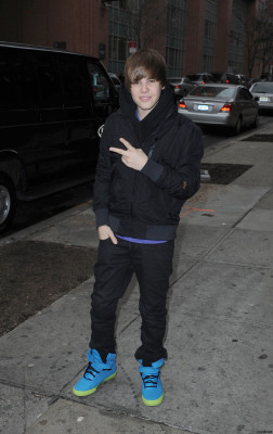 23.03 | Justin Bieber deixando os estúdios do The View
