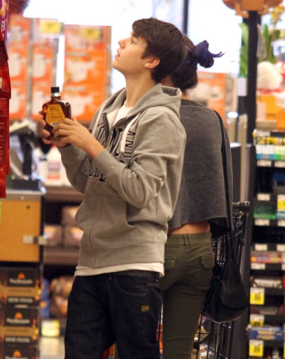 14.01 | Justin fazendo compras em Los Angeles