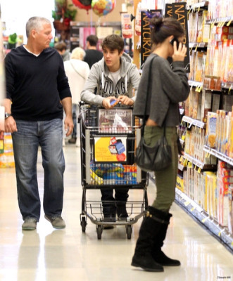 14.01 | Justin fazendo compras em Los Angeles