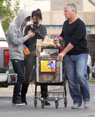 14.01 | Justin fazendo compras em Los Angeles