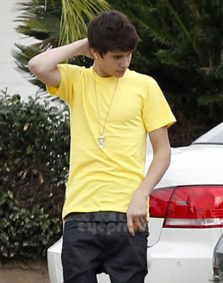 16.01 | Justin Bieber saindo da casa de um amigo em Los Angeles