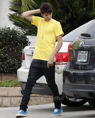 16.01 | Justin Bieber saindo da casa de um amigo em Los Angeles