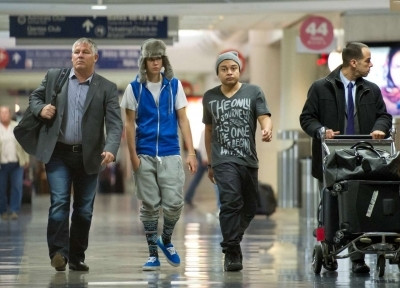 22.01 | Justin e Alfredo no aeroporto LAX, Los Angeles