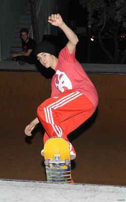 02.04 | Justin Bieber andando de skateem Miami