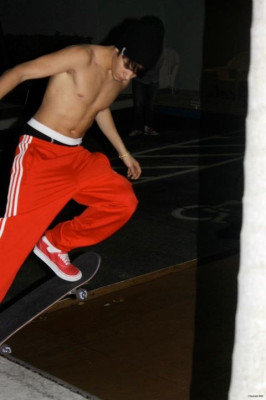 02.04 | Justin Bieber andando de skateem Miami