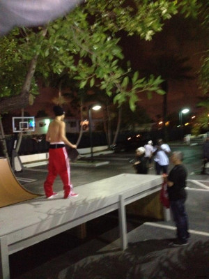 02.04 | Justin Bieber andando de skateem Miami