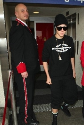 02.07 | Justin Bieber chegando no aeroporto em Los Angeles
